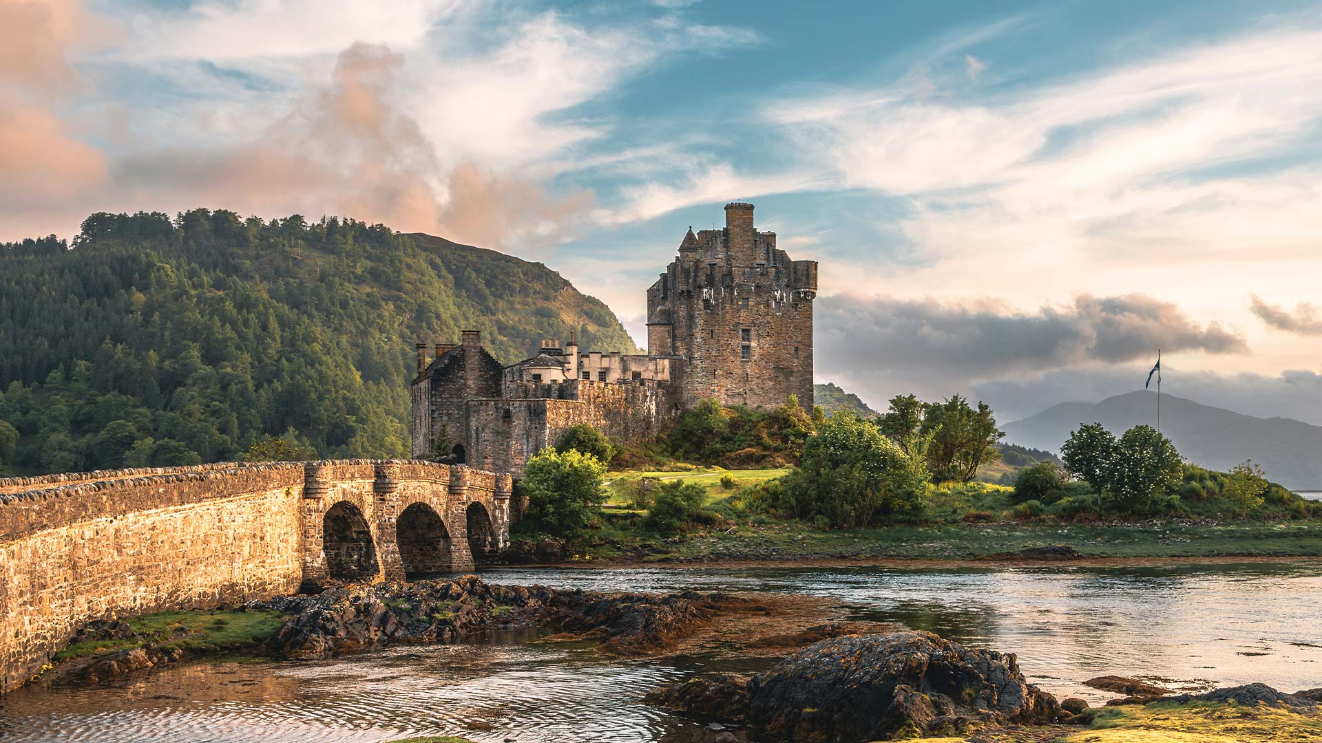 A view of the Eilean Donan Castle in sunset?400x200;crop